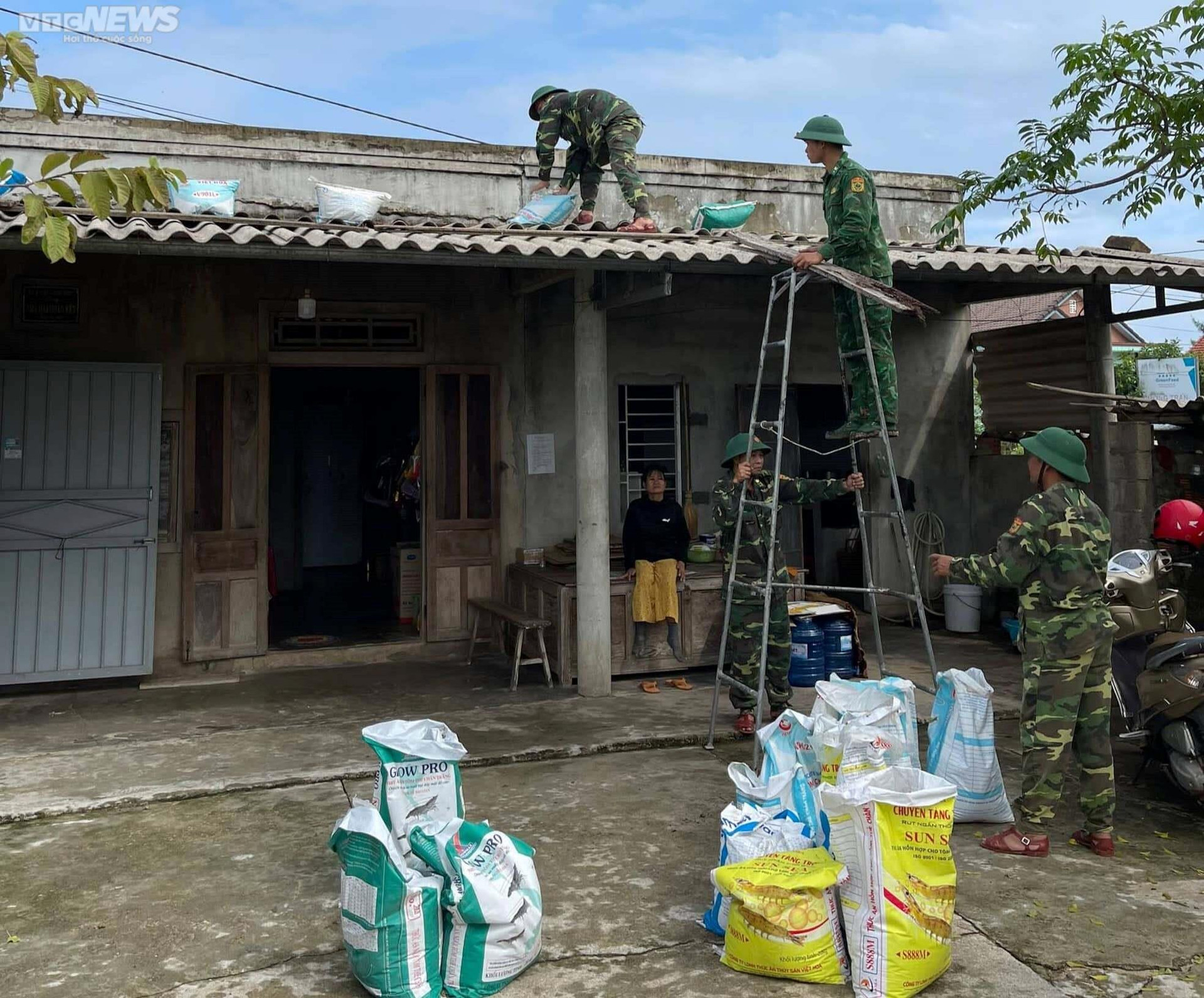 Ảnh: Công an, biên phòng giúp dân Huế và Quảng Trị chống siêu bão Noru - 1