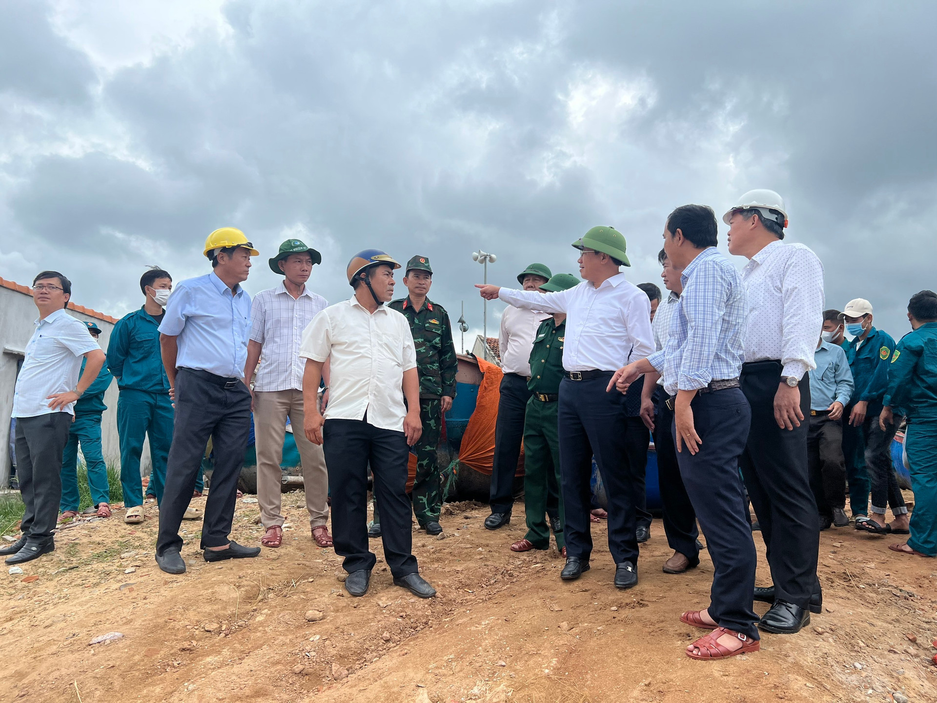 Ảnh: Người dân Bình Định chằng chéo nhà cửa, tàu thuyền ứng phó với siêu bão - 1