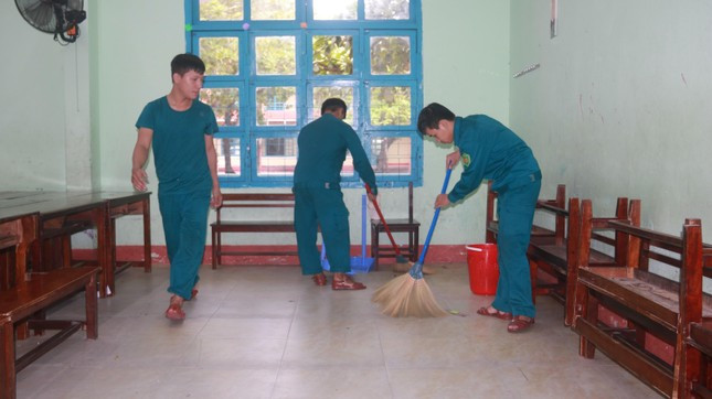 Hàng loạt trường học ở Đà Nẵng thành điểm trú tránh bão ảnh 9