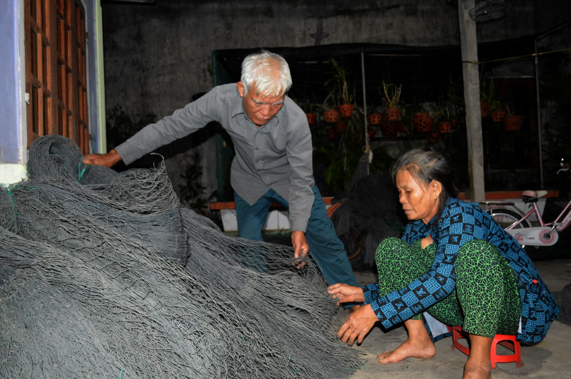 Vợ chồng bà Đinh Thị Nhanh (64 tuổi) ở thôn Tân An, xã Nghĩa An dọn đồ đạc, chuẩn bị sơ tán trước bão Noru.Gia đình bà có 3 người con mất trên biển trong cơn bão ChanChu năm 2006.
