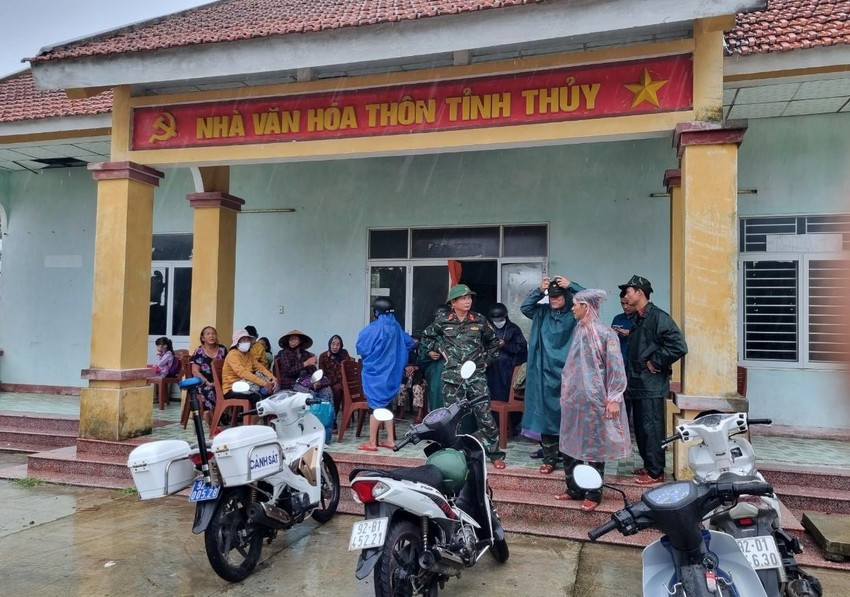 Hình ảnh người dân Quảng Nam sơ tán trước giờ bão số 4 đổ bộ ảnh 5