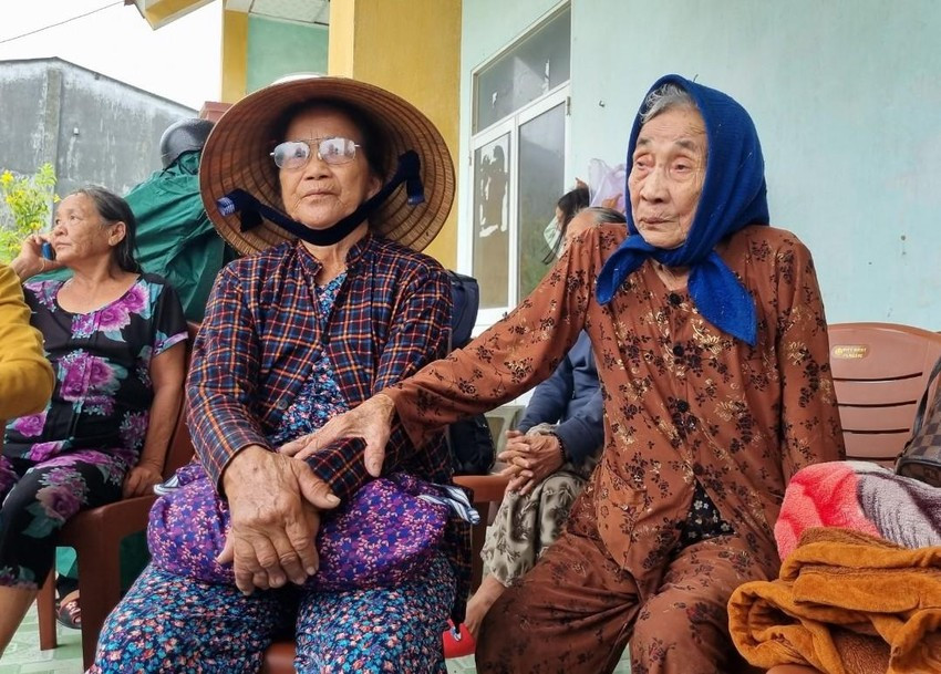 Hình ảnh người dân Quảng Nam sơ tán trước giờ bão số 4 đổ bộ ảnh 1
