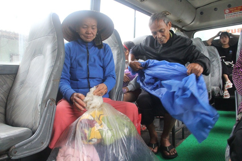 Hình ảnh người dân Quảng Nam sơ tán trước giờ bão số 4 đổ bộ ảnh 10