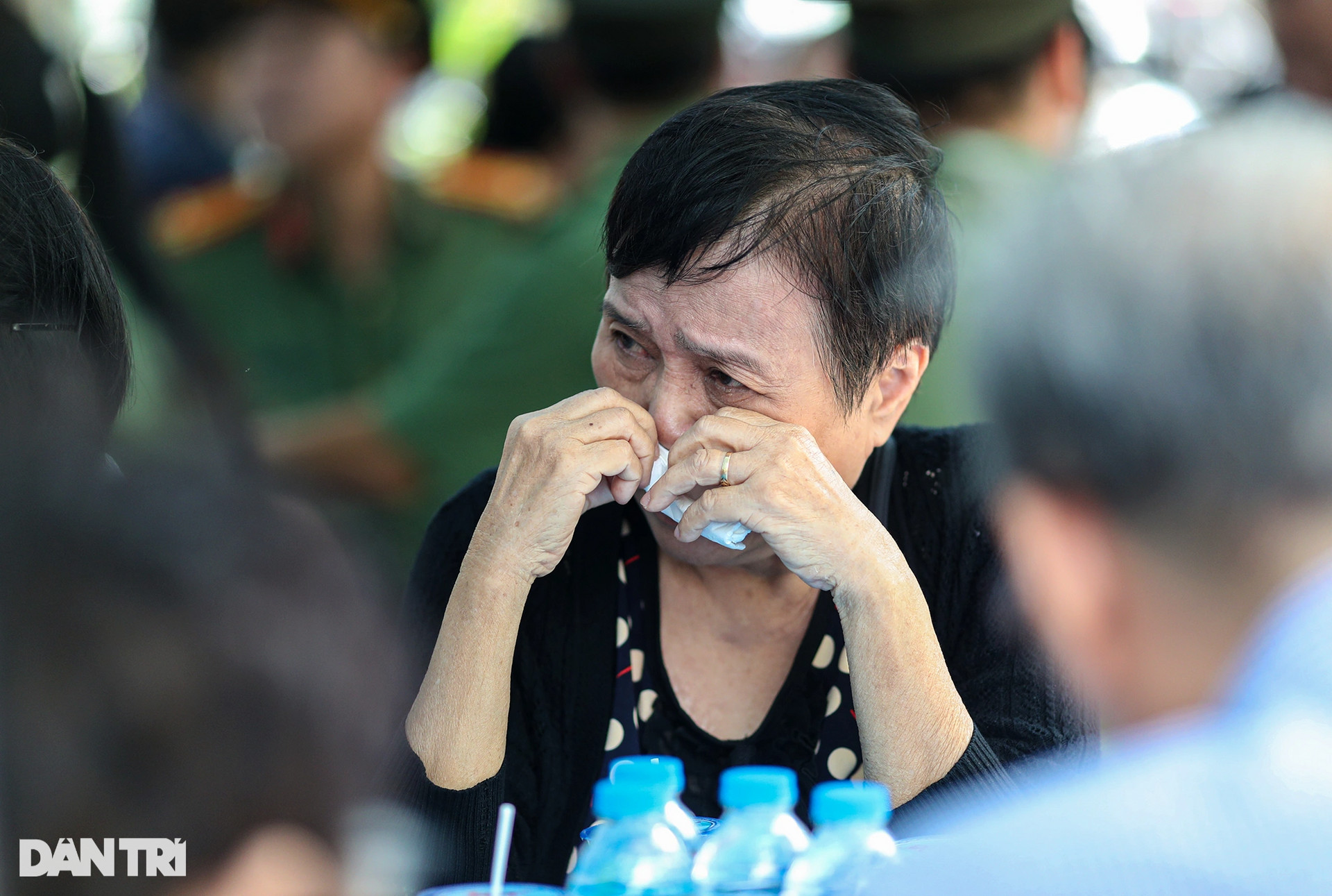 Những giọt nước mắt trong tang lễ thầy giáo viết bằng chân Nguyễn Ngọc Ký - 7
