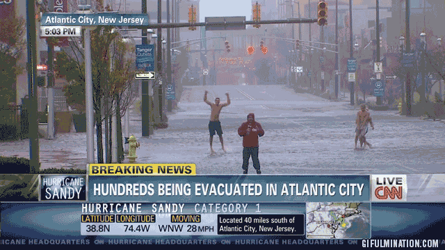 Hình ảnh phóng viên Ali Velshi tường thuật từ hiện trường nơi bão Sandy đổ bộ được CNN phát trực tiếp trên TV ngày 30/10/2012 - Ảnh: 