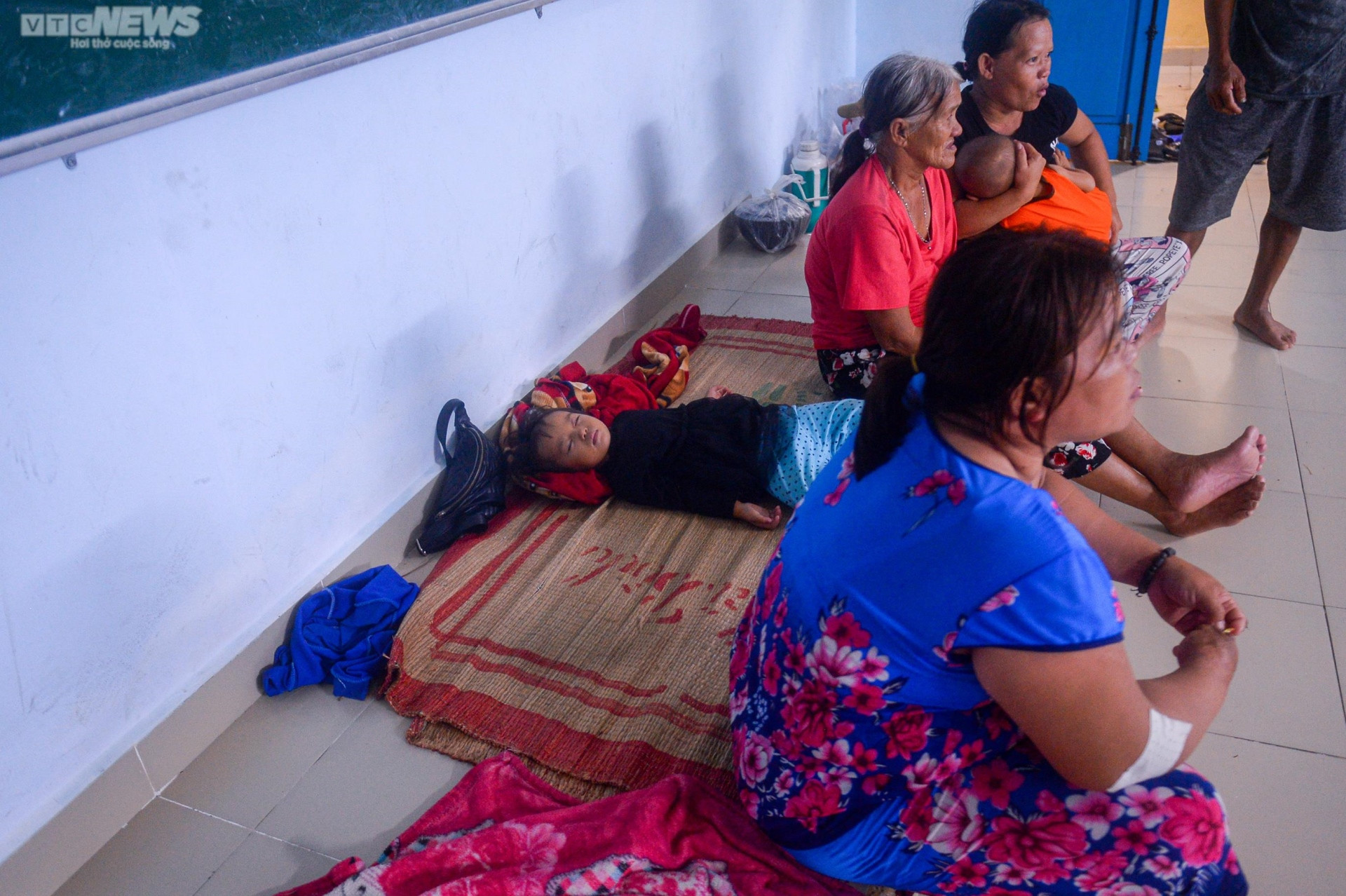 Ảnh: Giấc ngủ tạm của trẻ nhỏ miền biển Thừa Thiên - Huế tại nơi trú bão - 8