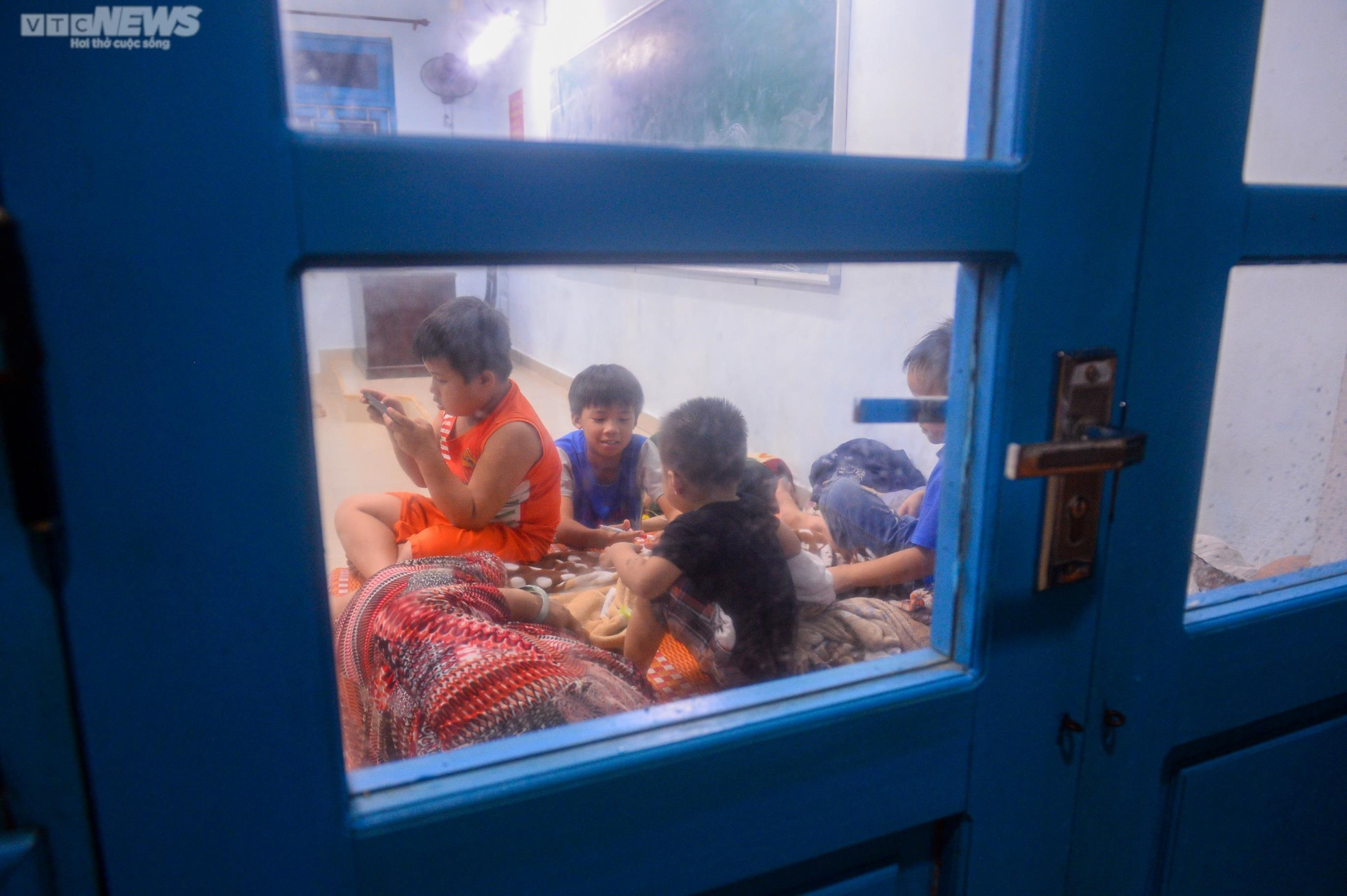 Ảnh: Giấc ngủ tạm của trẻ nhỏ miền biển Thừa Thiên - Huế tại nơi trú bão - 11