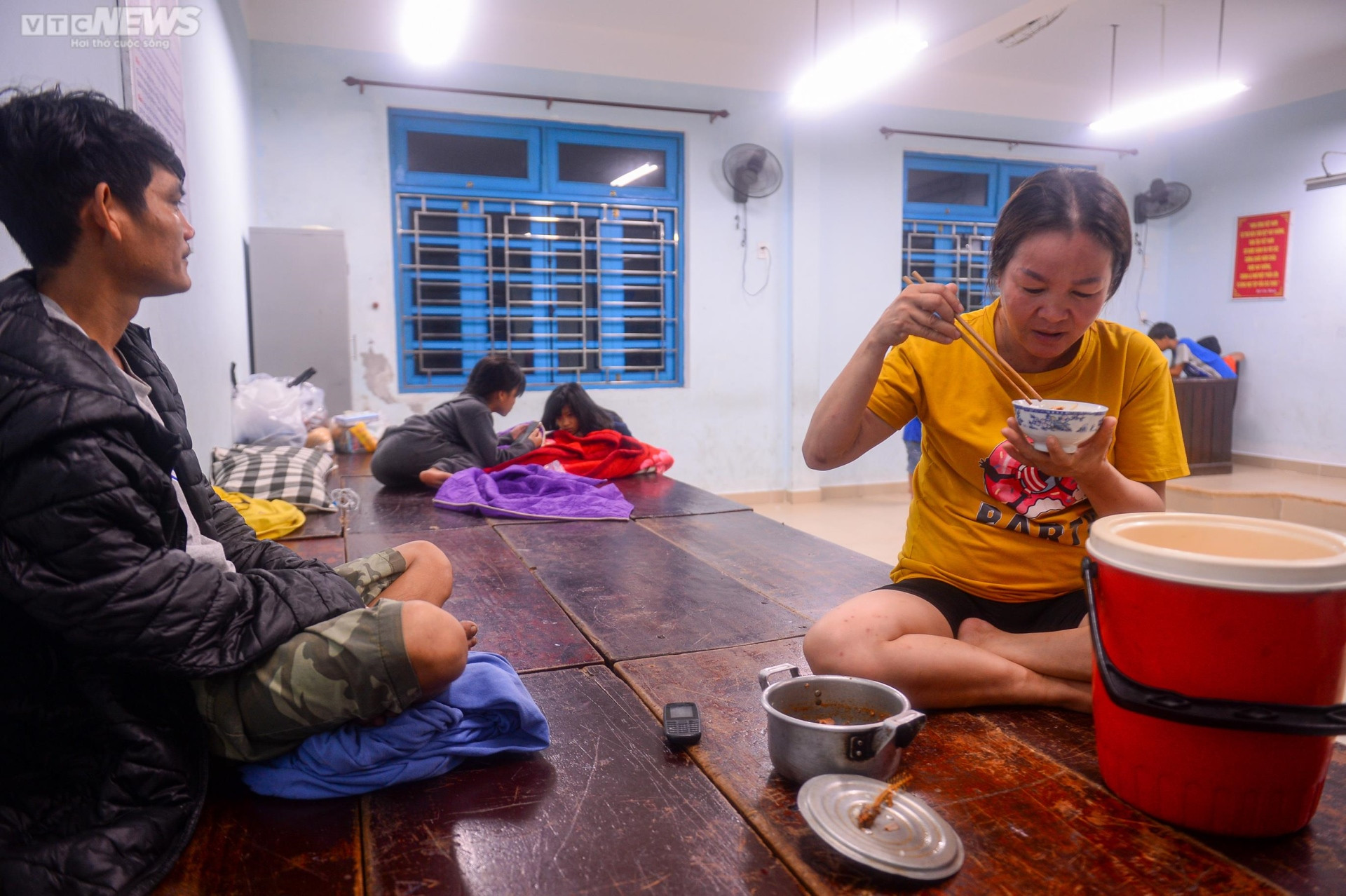Ảnh: Giấc ngủ tạm của trẻ nhỏ miền biển Thừa Thiên - Huế tại nơi trú bão - 9