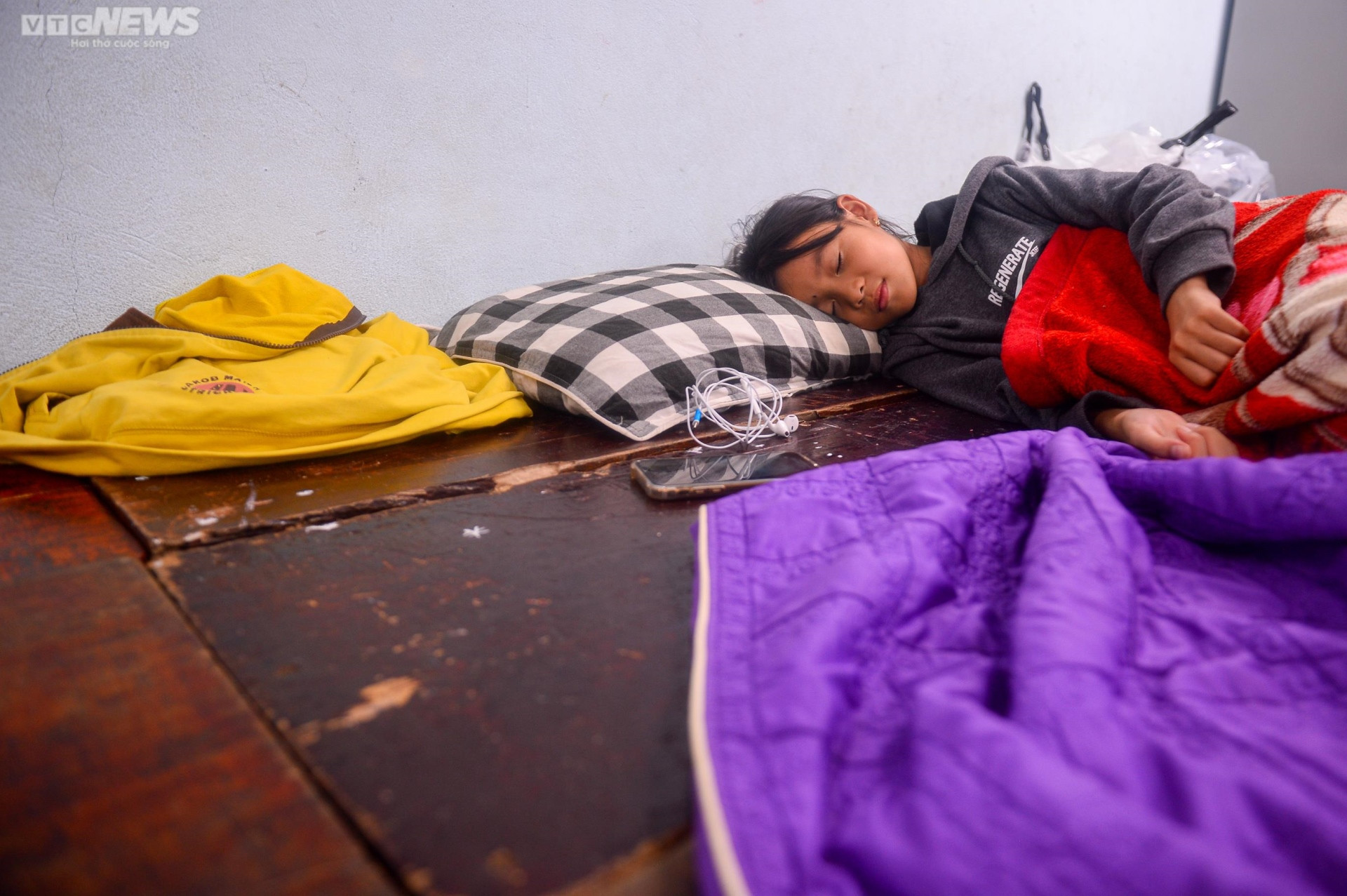 Ảnh: Giấc ngủ tạm của trẻ nhỏ miền biển Thừa Thiên - Huế tại nơi trú bão - 6