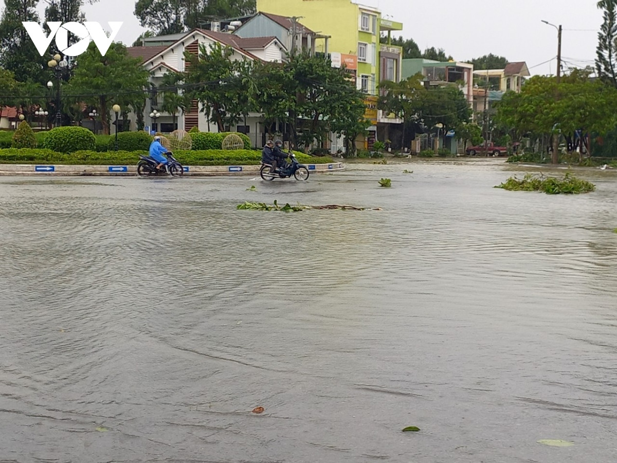 nuoc lu len nhanh tai quang tri, quang nam hinh anh 8