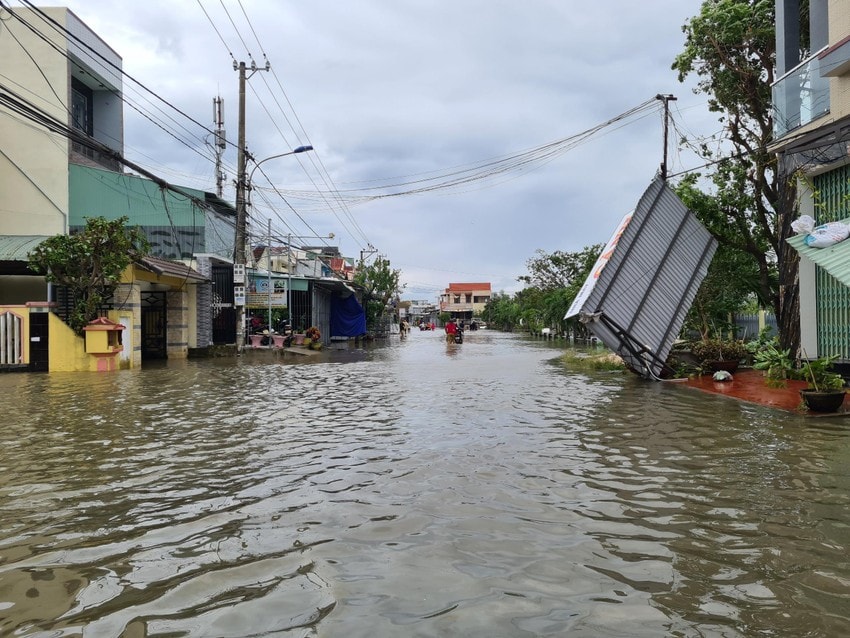 Bão vừa qua, người dân miền Trung lại tất tả chạy lũ ảnh 4