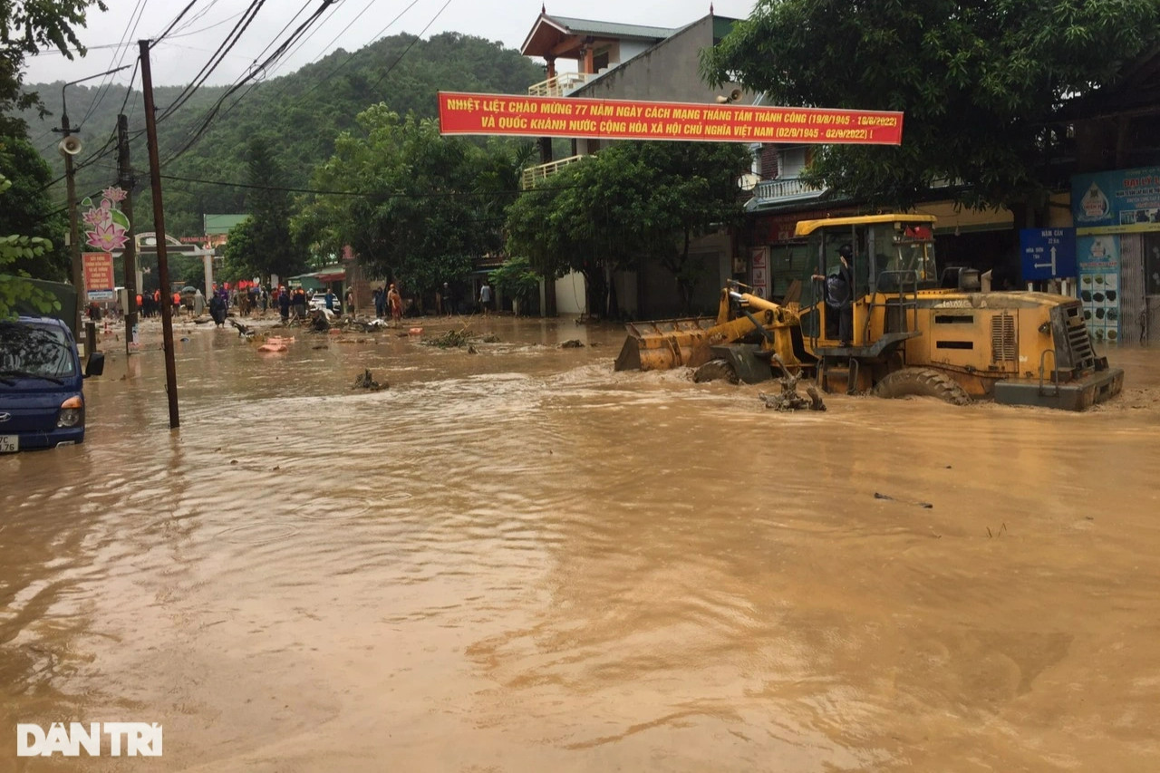 Lũ quét ở Nghệ An: Ngập toàn bộ công sở huyện, nhiều nhà trôi sông - 1