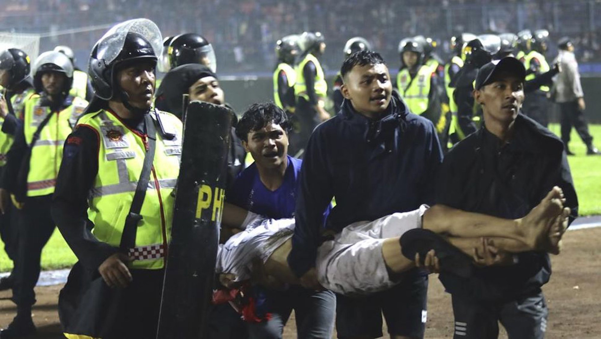 Bạo loạn ở sân vận động khiến 174 người chết: Tổng thống Indonesia lệnh điều tra - 2