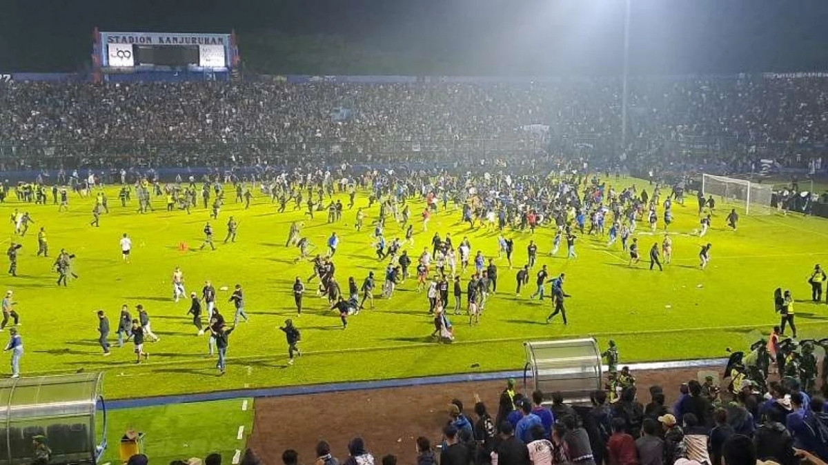 Cảnh hỗn loạn ở sân bóng Indonesia khiến 127 người thiệt mạng - 1