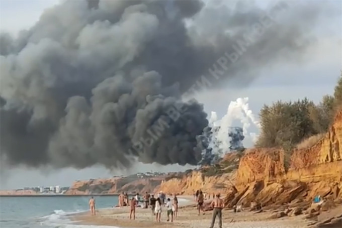 Cháy lớn ở sân bay Crimea  - 2