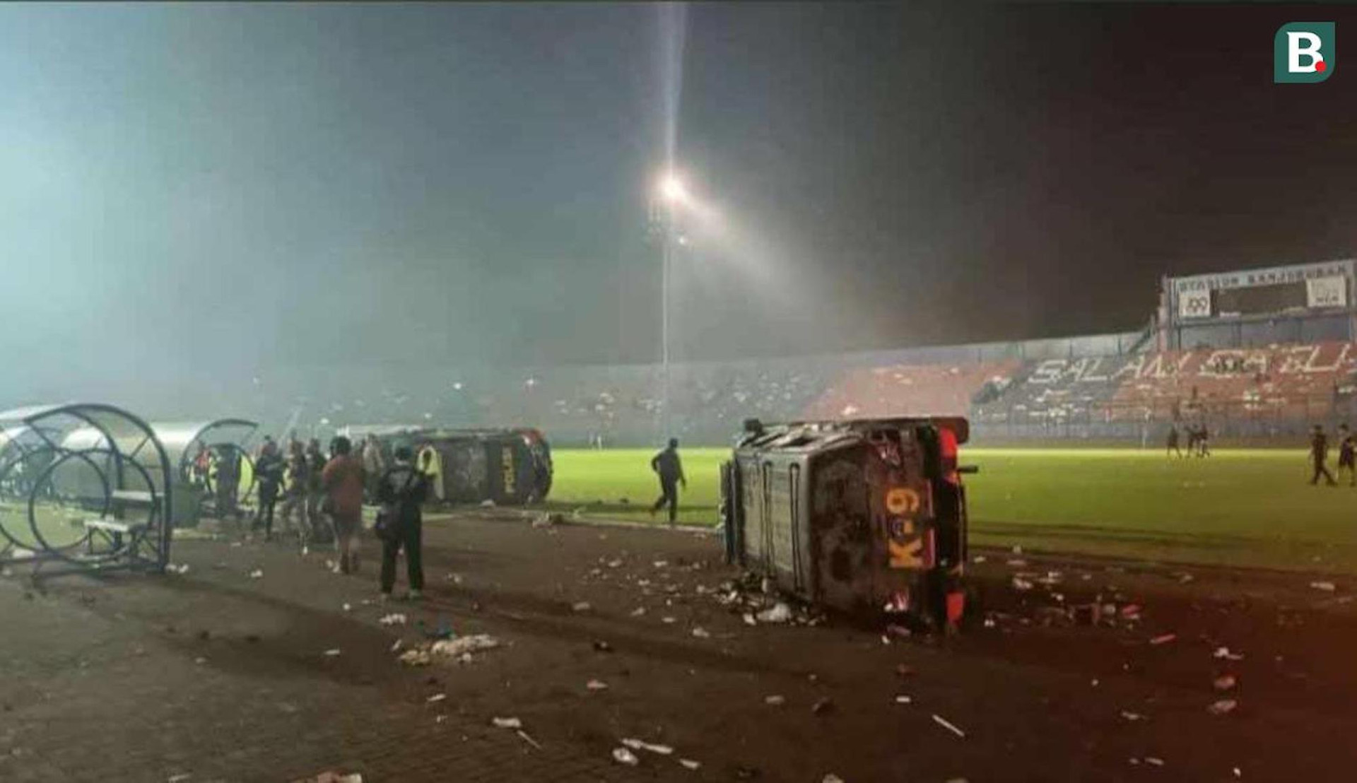 Cảnh hỗn loạn ở sân bóng Indonesia khiến 127 người thiệt mạng - 3