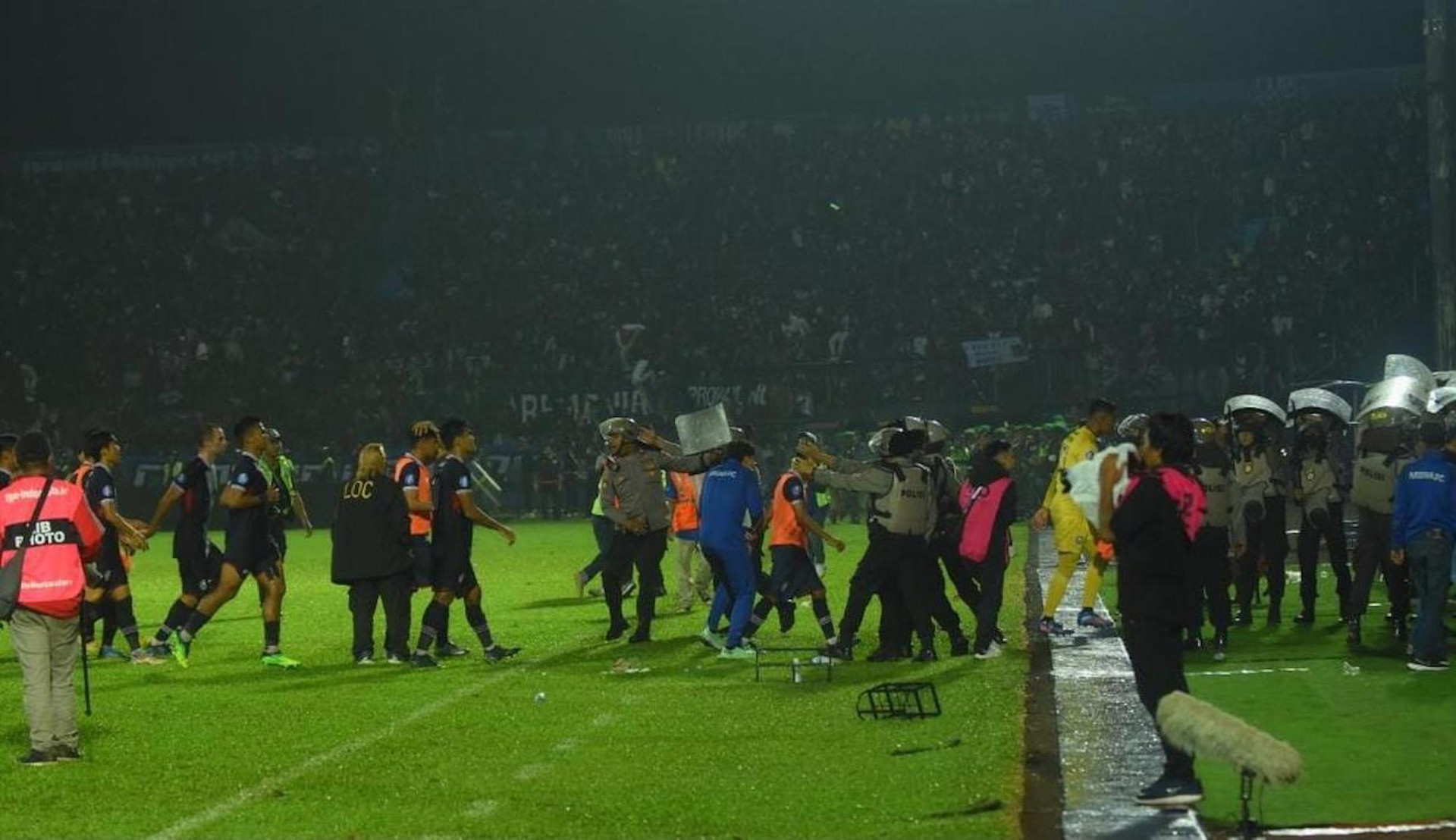 Cảnh hỗn loạn ở sân bóng Indonesia khiến 127 người thiệt mạng - 4