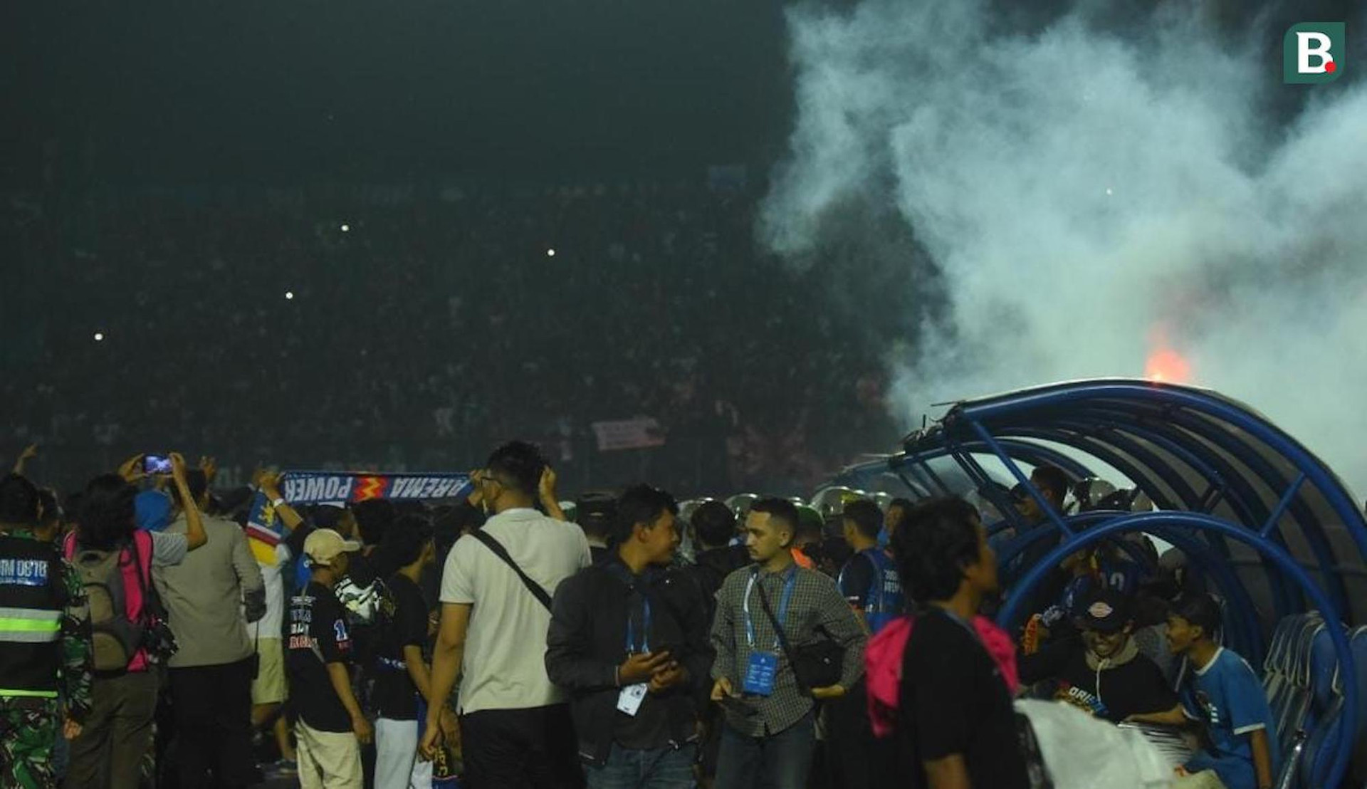 Cảnh hỗn loạn ở sân bóng Indonesia khiến 127 người thiệt mạng - 5