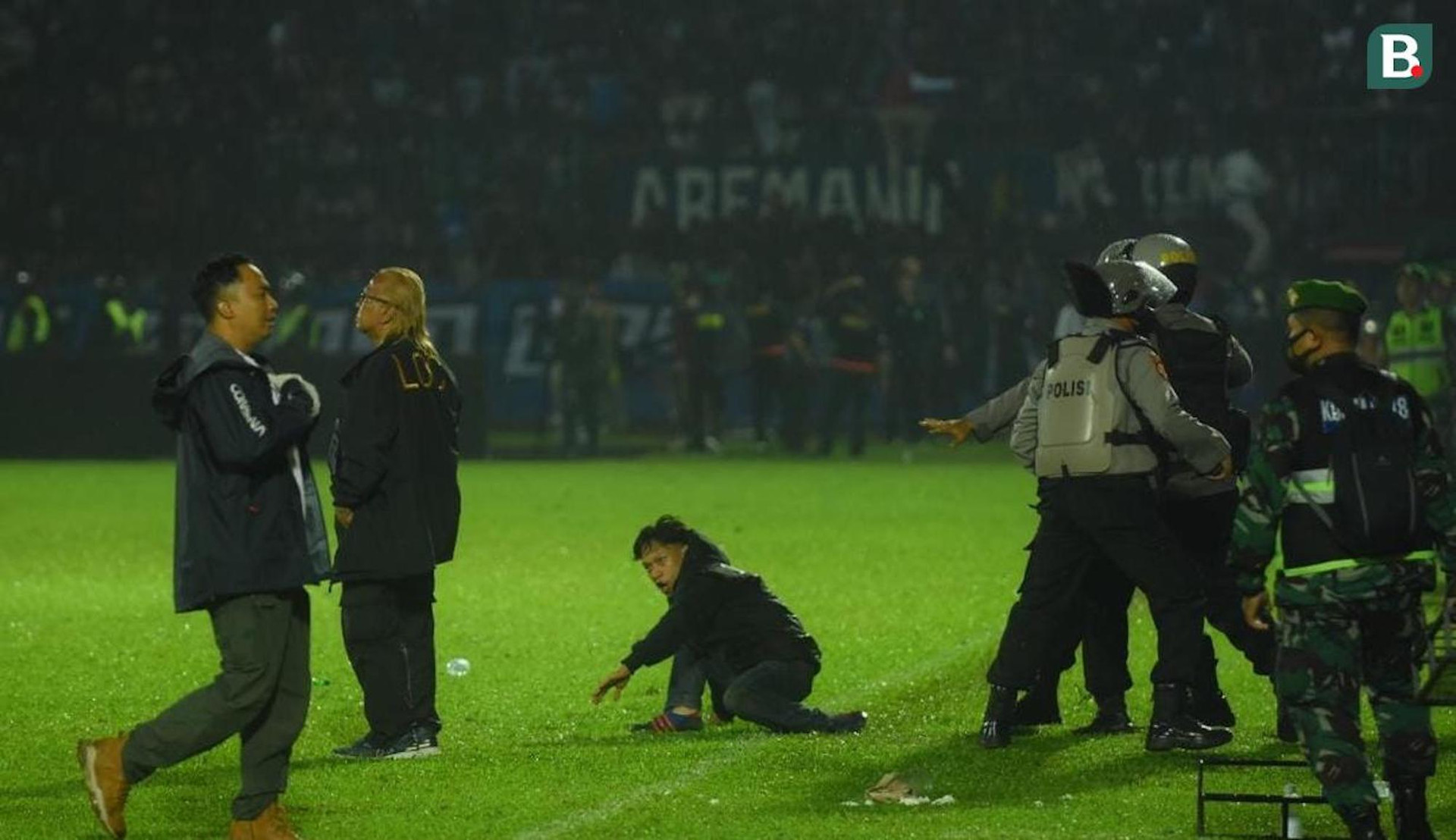 Cảnh hỗn loạn ở sân bóng Indonesia khiến 127 người thiệt mạng - 7