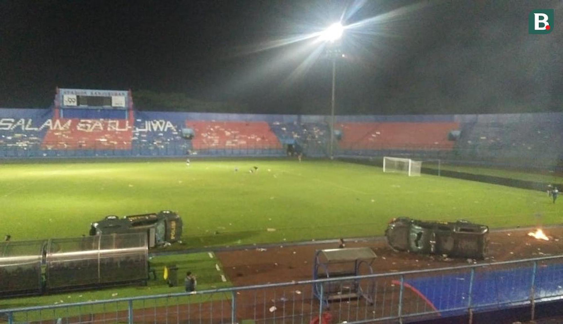 Cảnh hỗn loạn ở sân bóng Indonesia khiến 127 người thiệt mạng - 9
