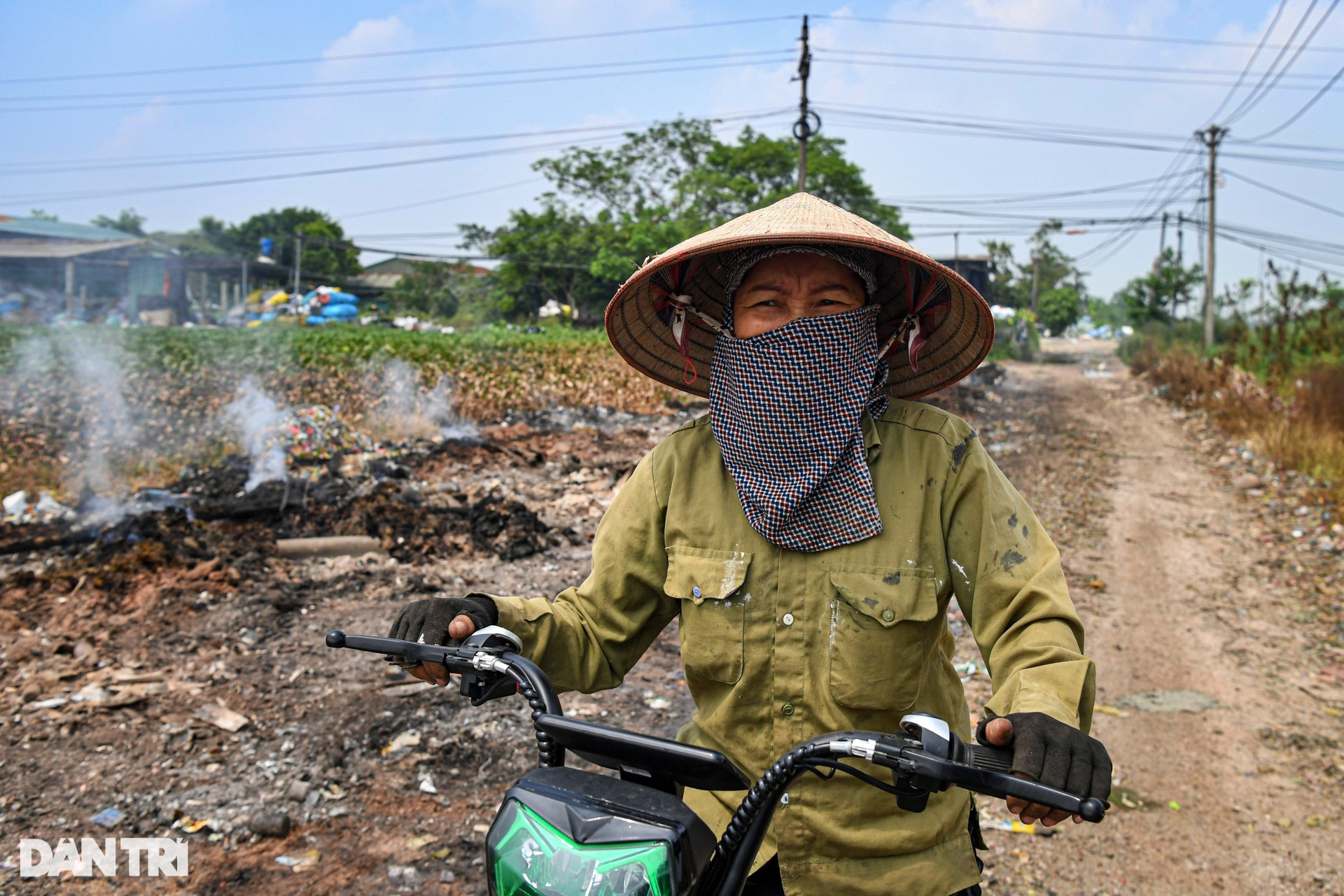 Những núi phế liệu khổng lồ bên trong ngôi làng tái chế rác thải ở Hà Nội - 14