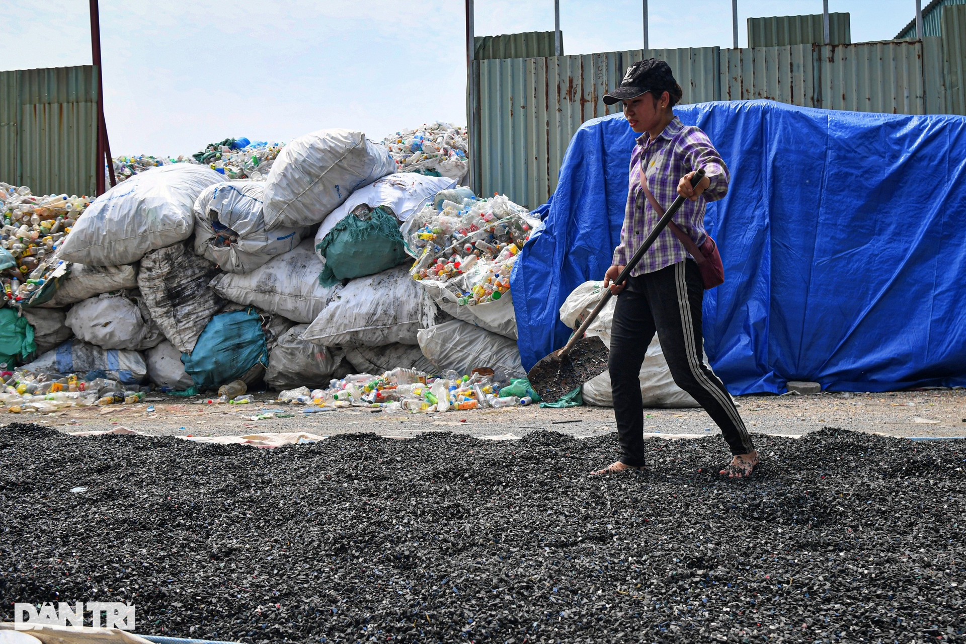 Những núi phế liệu khổng lồ bên trong ngôi làng tái chế rác thải ở Hà Nội - 16