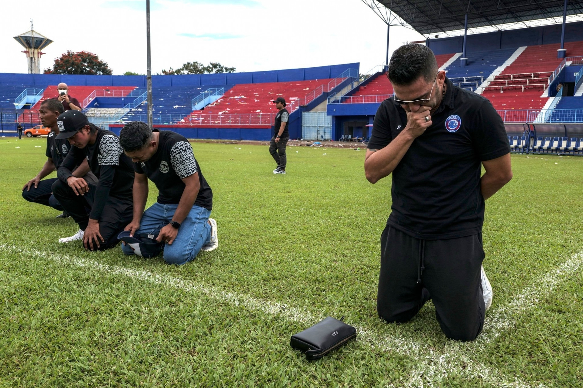 Bạo loạn 125 người chết ở Indonesia: Chủ tịch đội bóng khóc xin lỗi, HLV dằn vặt - 2