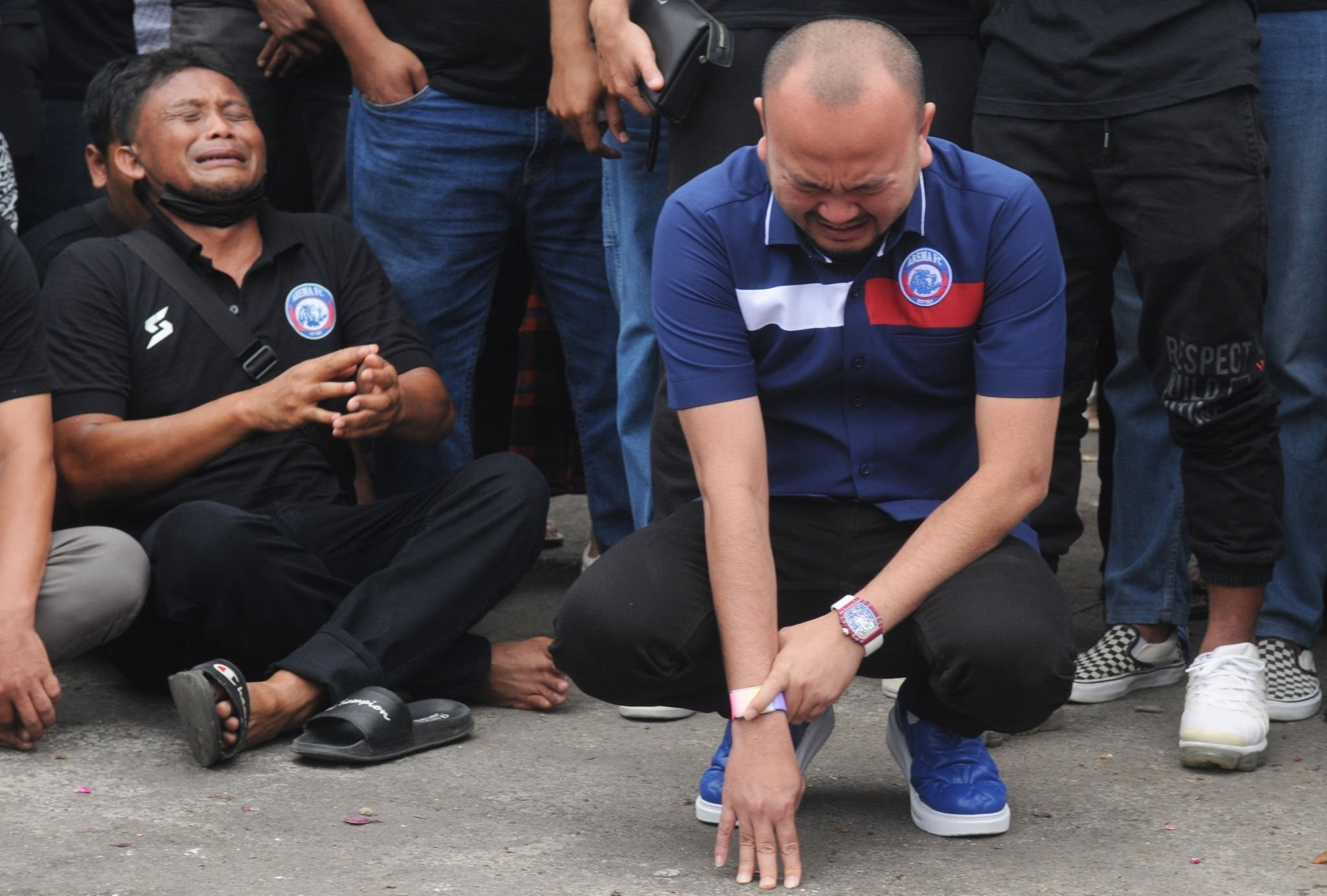 Bạo loạn 125 người chết ở Indonesia: Chủ tịch đội bóng khóc xin lỗi, HLV dằn vặt - 1
