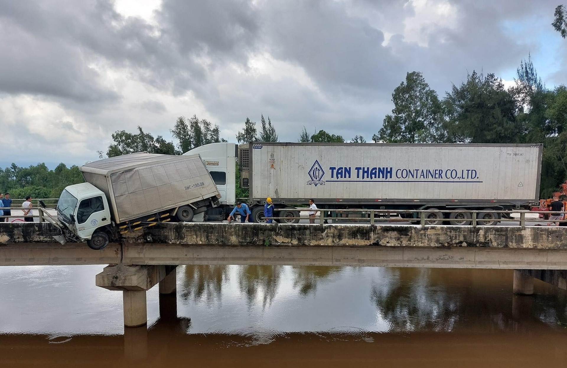 Xe tải vắt vẻo trên thành cầu sau tai nạn liên hoàn - 1