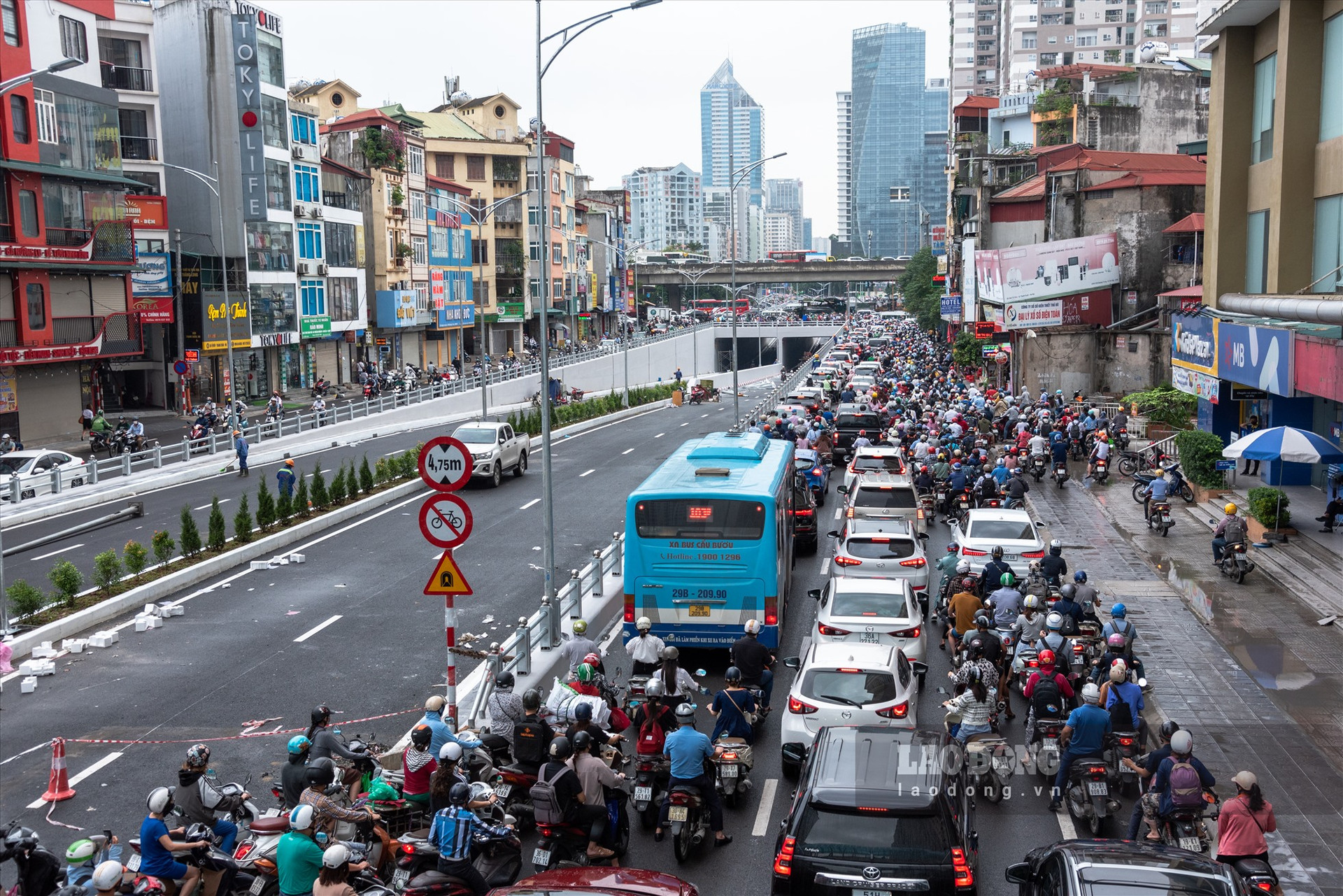 Với tổng mức đầu tư gần 700 tỷ đồng, dự án góp phần giải quyết xung đột giao thông tại nút giao Lê Văn Lương - Khuất Duy Tiến - Tố Hữu, từng bước hoàn chỉnh hệ thống hạ tầng giao thông Thủ đô.