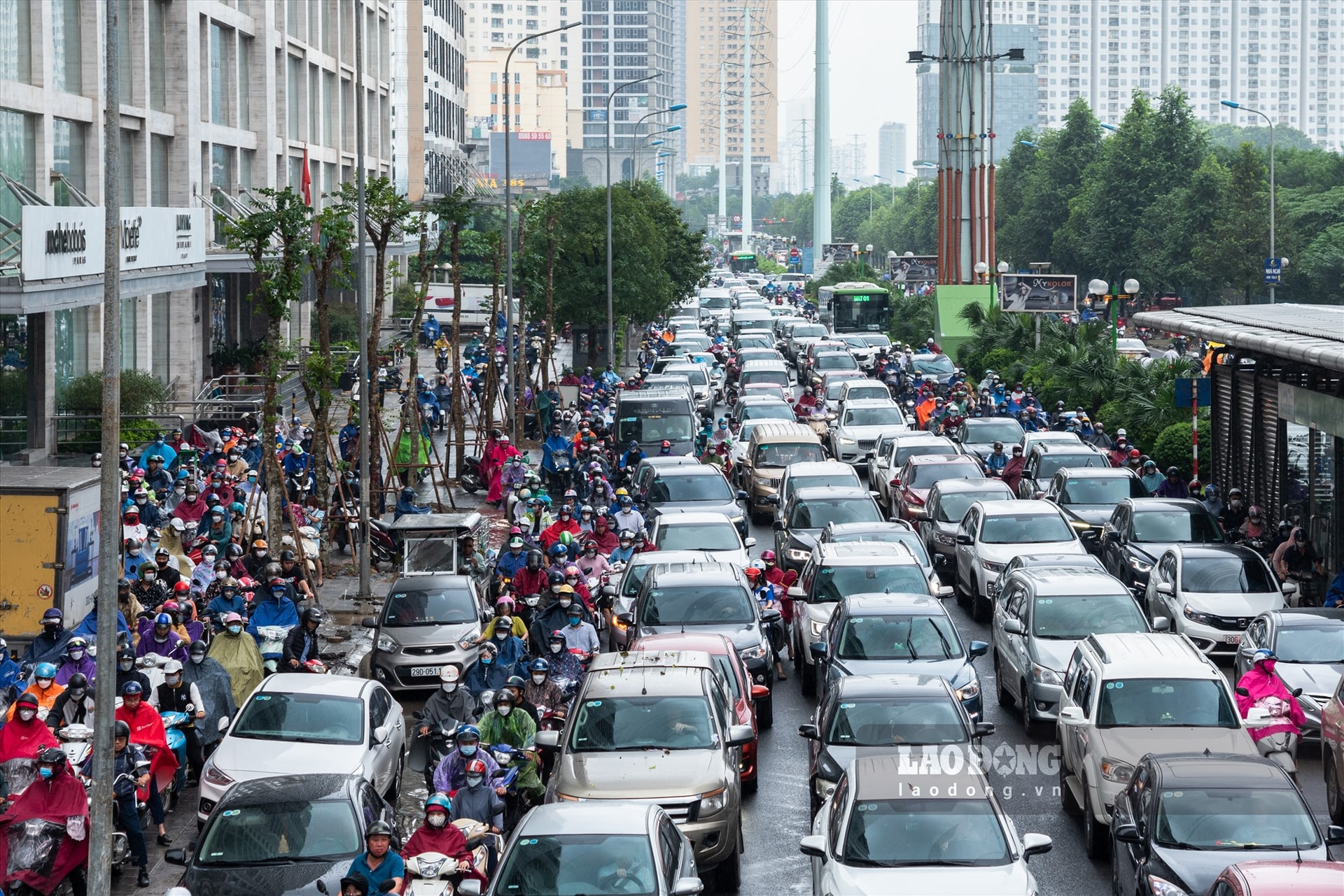 Trong quá trình thi công, biển báo và vạch kẻ đường ưu tiên cho xe buýt BRT (đoạn qua khu vực thi công) được dỡ bỏ, khiến xe buýt BRT cũng phải chen chân cùng hàng loạt phương tiện khác.