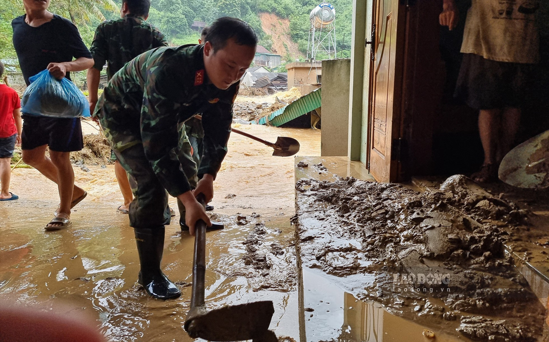 200 cán bộ chiến sĩ lực lượng vũ trang Quân khu 4 đã về Kỳ Sơn hỗ trợ người dân khắc phục hậu quả lũ quét.
