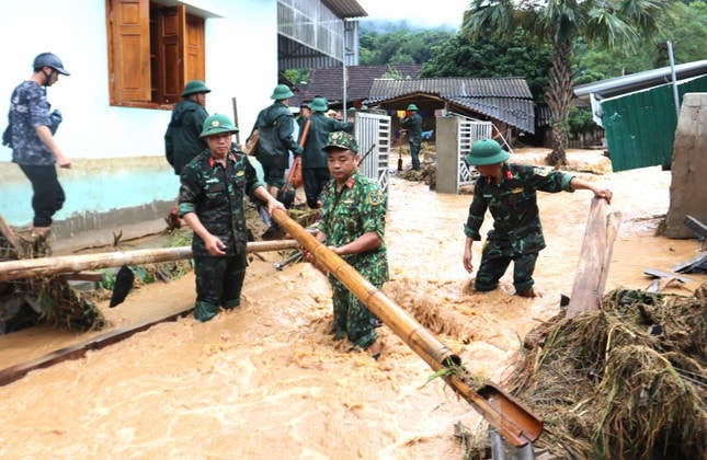 Bộ đội, công an lội bùn, dựng cầu tạm qua suối giúp người dân vùng lũ ảnh 2