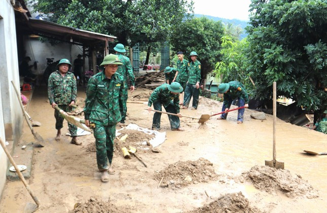 Bộ đội, công an lội bùn, dựng cầu tạm qua suối giúp người dân vùng lũ ảnh 1