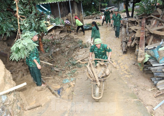 Bộ đội, công an lội bùn, dựng cầu tạm qua suối giúp người dân vùng lũ ảnh 3