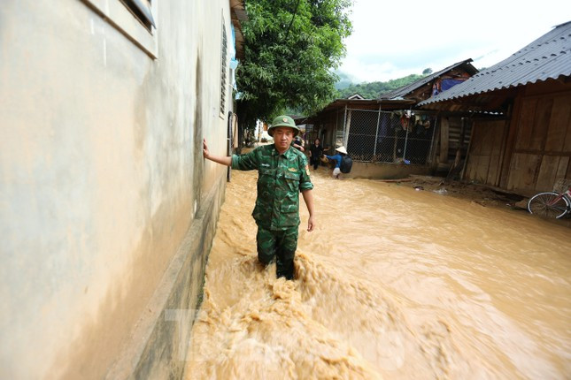 Bộ đội, công an lội bùn, dựng cầu tạm qua suối giúp người dân vùng lũ ảnh 6