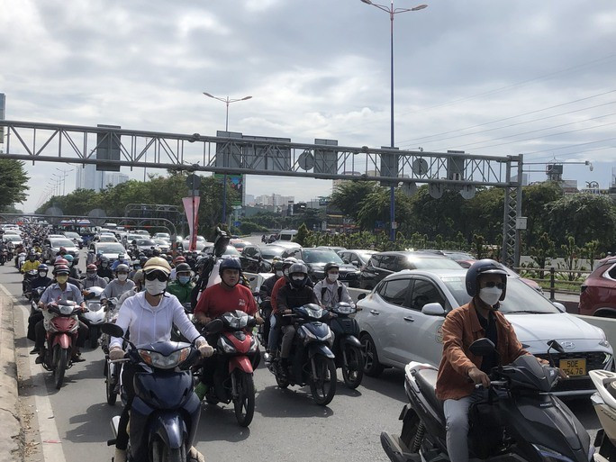 CLIP: Va chạm liên hoàn trên cầu Sài Gòn - Ảnh 7.