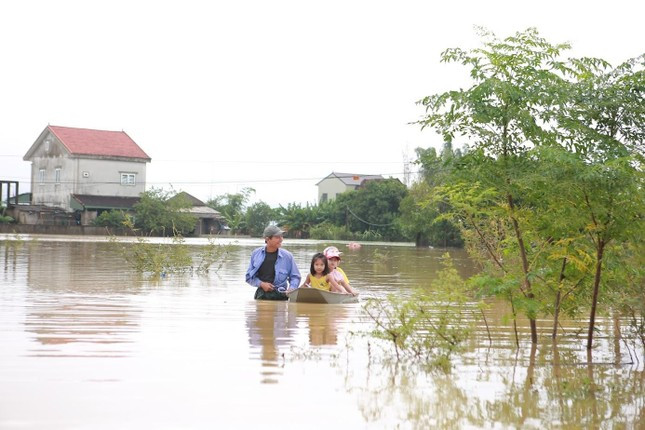 Nước lũ rút chậm, hàng nghìn hộ dân vùng hạ du ở Nghệ An vẫn bị cô lập ảnh 6