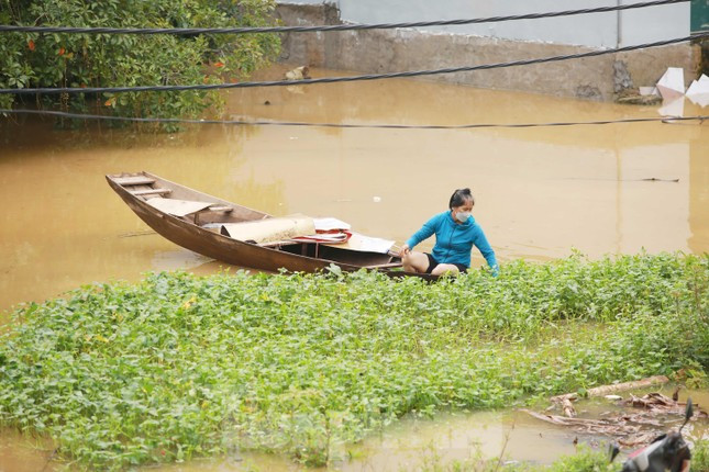 Nước lũ rút chậm, hàng nghìn hộ dân vùng hạ du ở Nghệ An vẫn bị cô lập ảnh 11