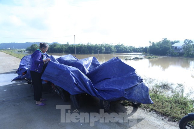 Nước lũ rút chậm, hàng nghìn hộ dân vùng hạ du ở Nghệ An vẫn bị cô lập ảnh 10