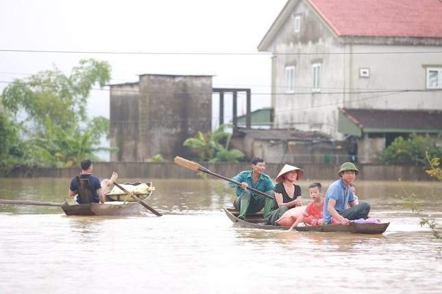 Nước lũ rút chậm, hàng nghìn hộ dân vùng hạ du ở Nghệ An vẫn bị cô lập ảnh 8