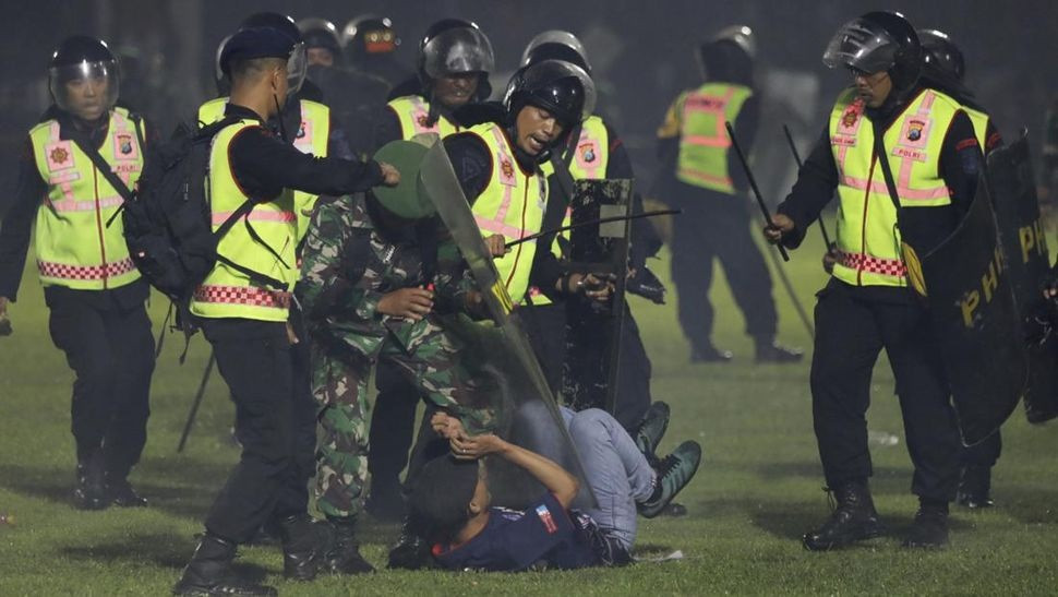 Thảm kịch bóng đá Indonesia: Một loạt quan chức đối diện lao lý - 2