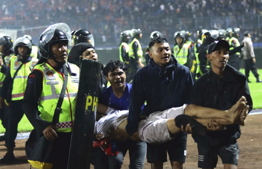 Thảm kịch bóng đá Indonesia: Một loạt quan chức đối diện lao lý - 1