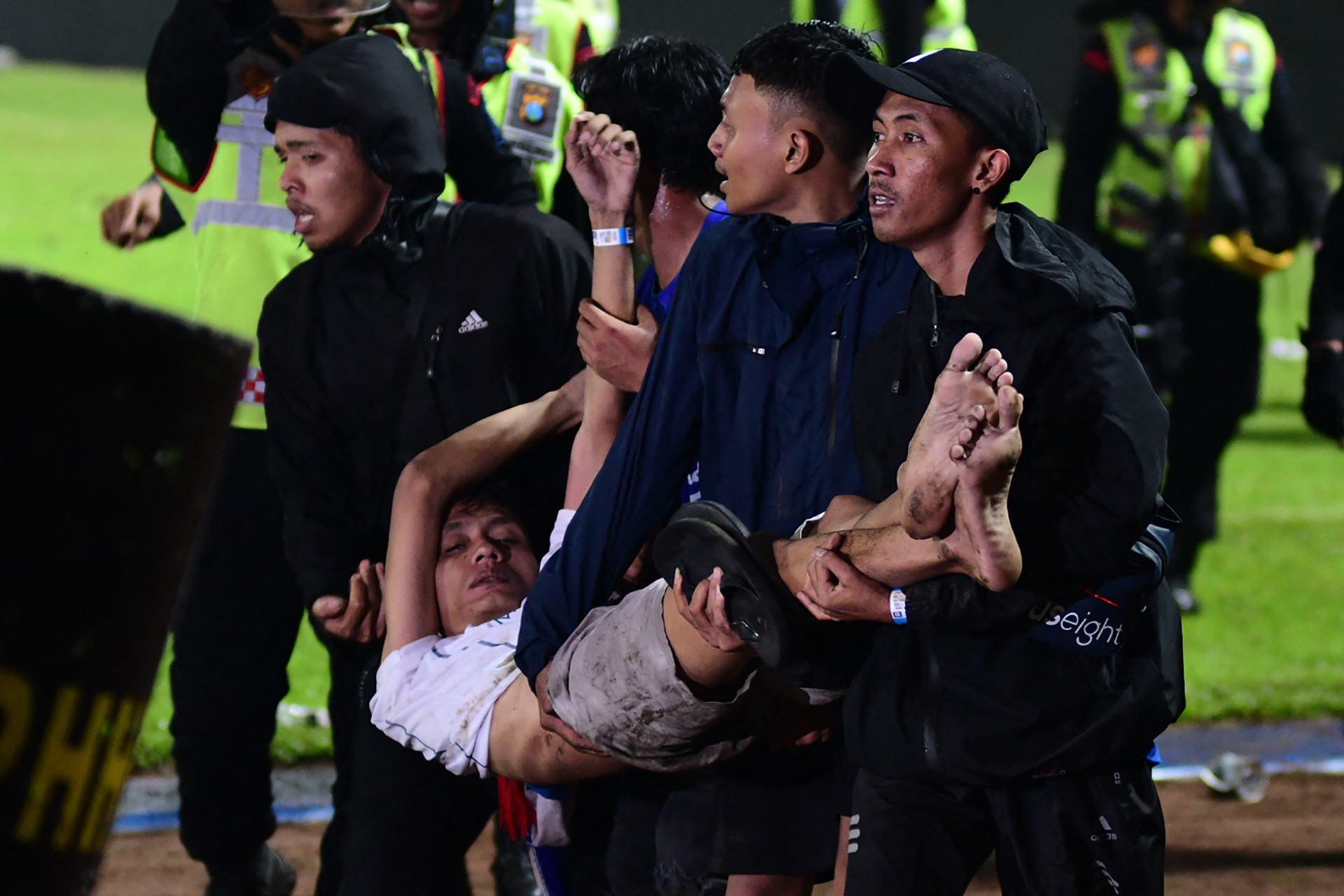 FIFA ra phán quyết vụ bạo loạn ở bóng đá Indonesia - 3