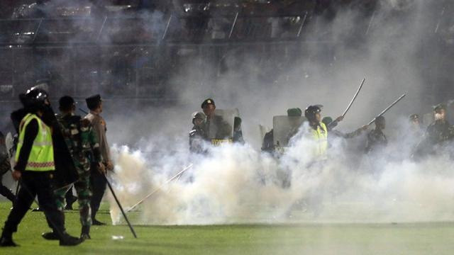 FIFA ra phán quyết vụ bạo loạn ở bóng đá Indonesia - 2