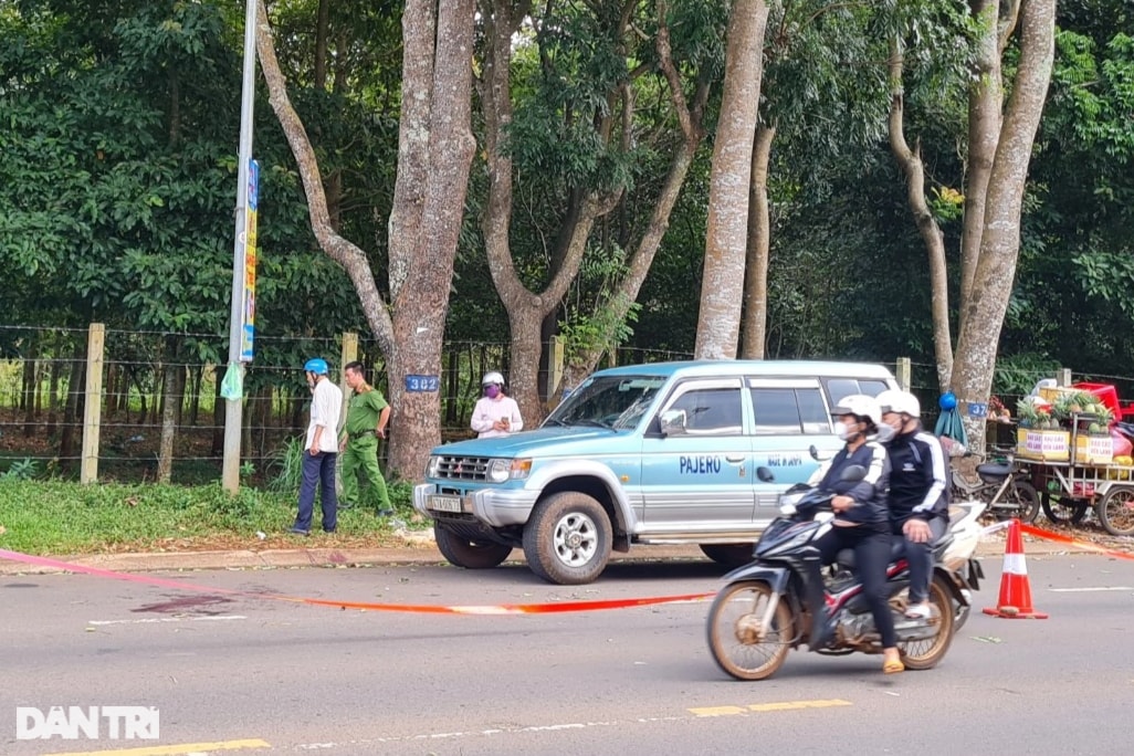 Nghi can vừa ra tù đã đâm chết người: Bực tức vì bị ô tô vượt mặt - 2