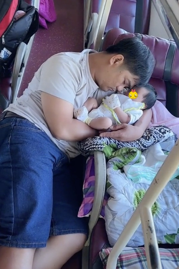  Hai bố con em bé đã gục đầu vào nhau ngủ rất ngon. (Ảnh: TikTok N.X.P.T)