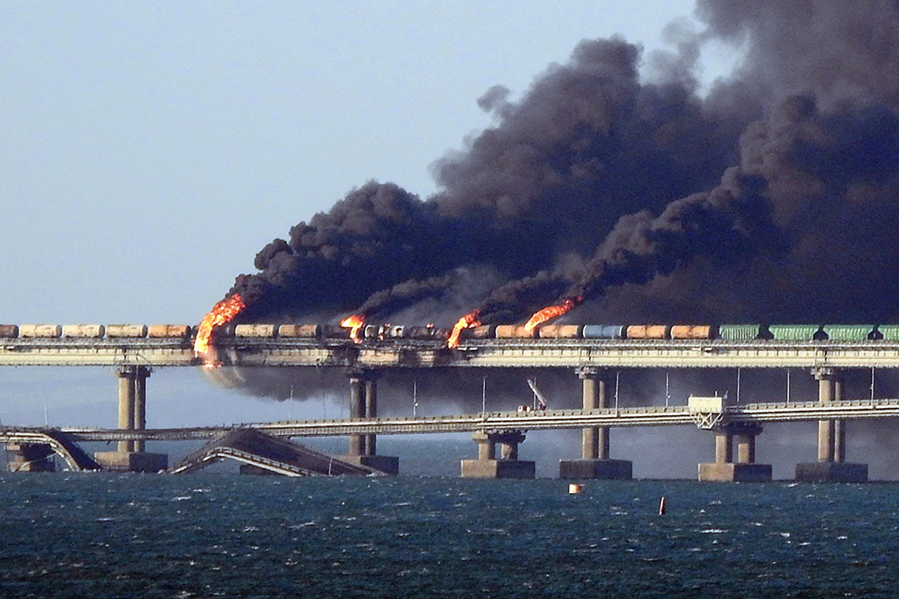 Bí ẩn tài xế và chiếc xe tải nổ tung trên cầu Crimea - 1