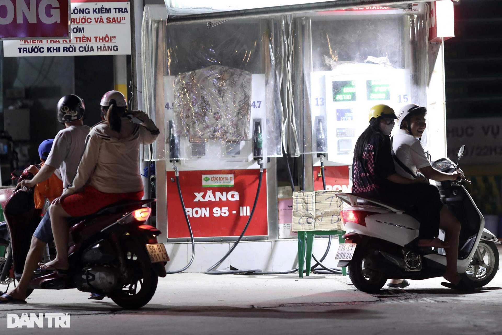 Người dân đẩy bộ xe về nhà trong đêm vì hàng loạt cây xăng ở TPHCM đóng cửa - 12