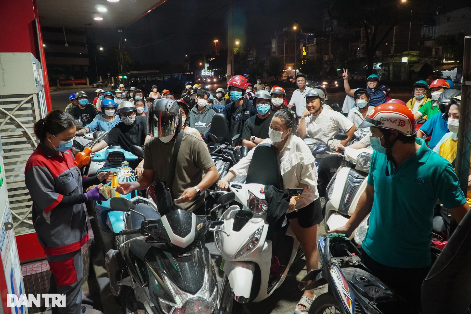 Người dân đẩy bộ xe về nhà trong đêm vì hàng loạt cây xăng ở TPHCM đóng cửa - 18